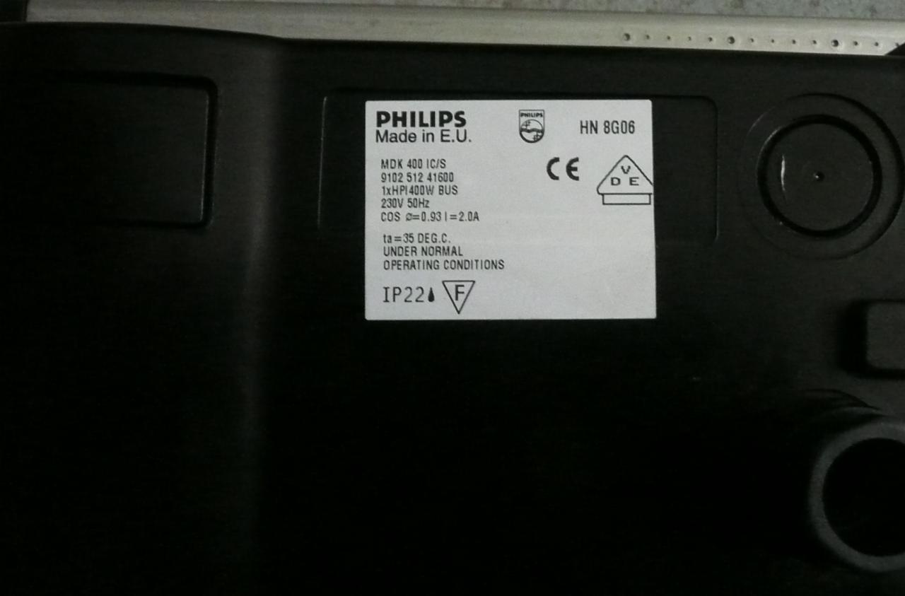 Tabliczka znamionowa lampy przemysłowej Philips Made in E.U. z informacjami technicznymi, w tym model MDK 400 IC/S, napięcie 230V, moc 400W, współczynnik mocy 0.931 oraz oznaczenia CE i IP22.
