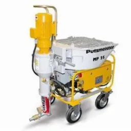 Profesjonalna maszyna do nakładania tynków, model Putzmeister MP 15, w kolorze żółto-białym, z widocznymi elementami hydraulicznymi i wężami, na białym tle.