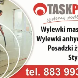 Pracownik w kombinezonie wylewa maszynowo posadzkę anhydrytową na ogrzewanie podłogowe, widoczny wąż i świeża wylewka, w tle okna zabezpieczone folią.