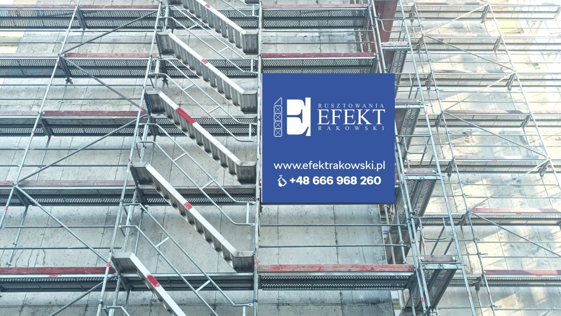 Szare rusztowanie modułowe na tle surowej, betonowej ściany budynku. Na pierwszym planie logo firmy z danymi kontaktowymi.