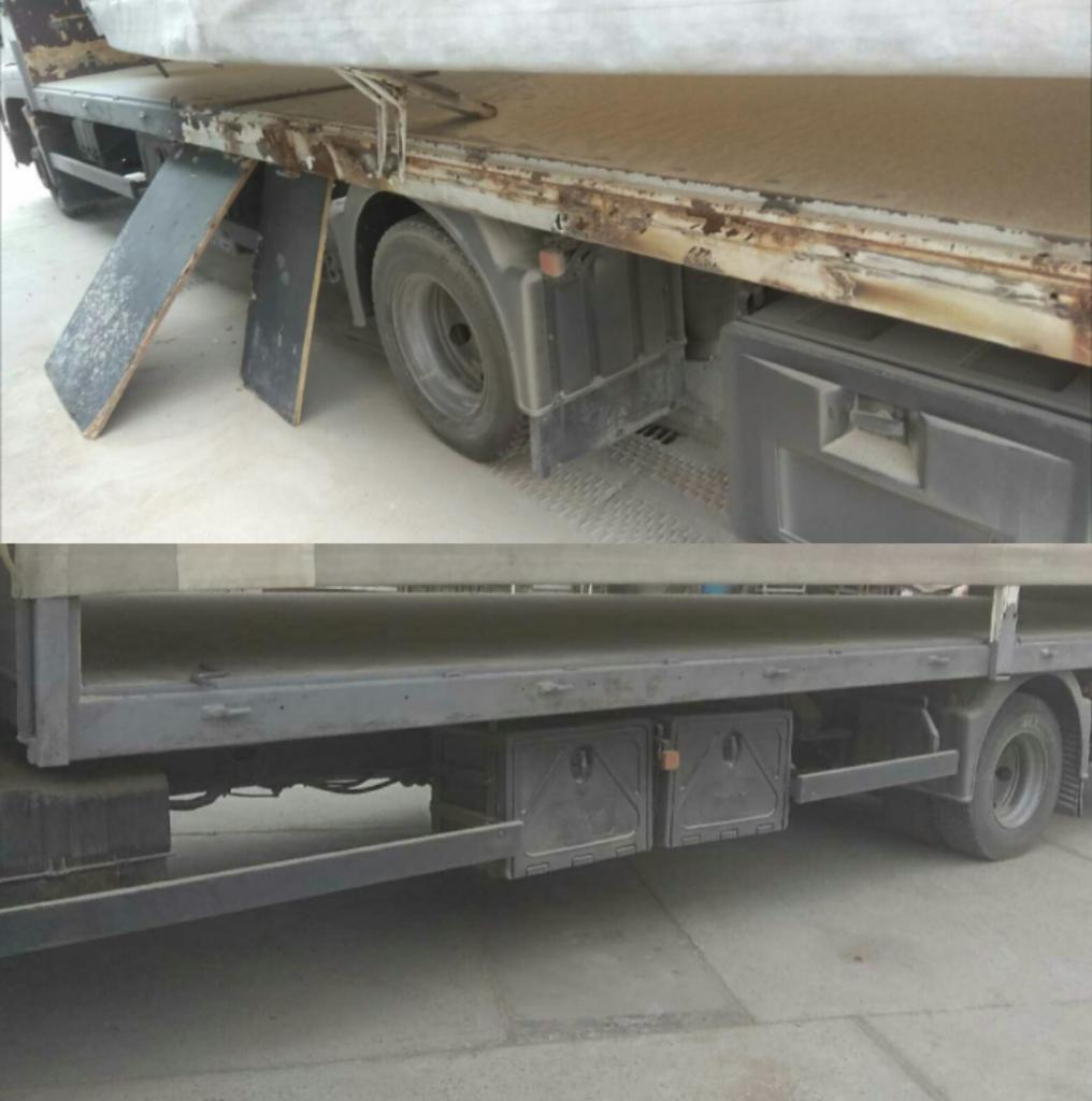 Dwu-częściowe ujęcie podwozia ciężarówki. Górna część pokazuje skorodowaną ramę i koło, z rampą dostępową. Dolna część prezentuje skrzynki narzędziowe i fragment ramy.