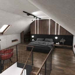 Remonty Jacek Kiełbasa - Pokój na poddaszu z drewnianą podłogą, łóżkiem z czarną pościelą i oświetleniem LED, widok z góry schodów z metalową balustradą i czerwonym fotelem w rogu.