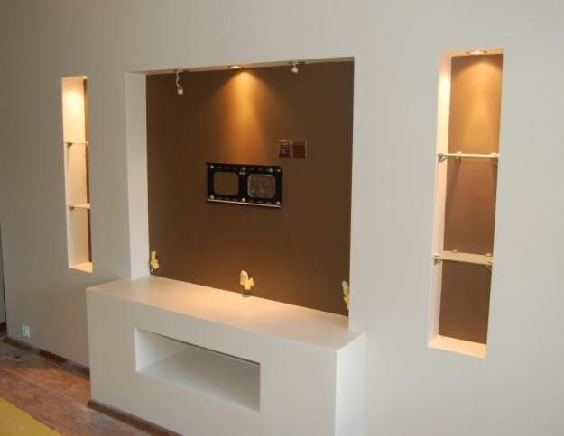 Wnęka na telewizor z oświetleniem punktowym i półkami w ścianie, w trakcie wykańczania, widoczne ślady po taśmie malarskiej, Kobiernice.
