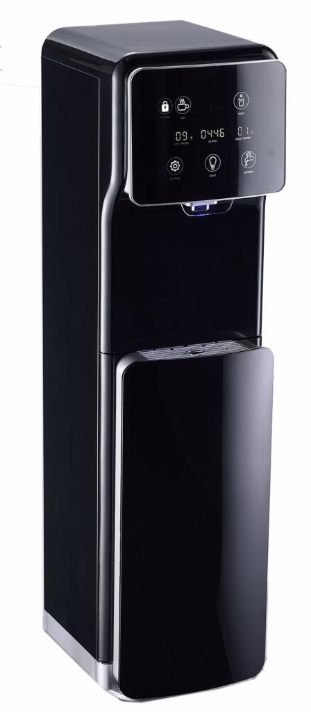 Czarny, nowoczesny dystrybutor wody z wyświetlaczem dotykowym, prezentujący aktualny czas i funkcje, takie jak gorąca, zimna i letnia woda.