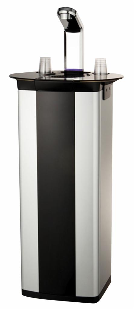 Nowoczesny dystrybutor wody z chromowaną wylewką i czarno-srebrną obudową, z dwoma pustymi plastikowymi kubkami na górnej powierzchni.