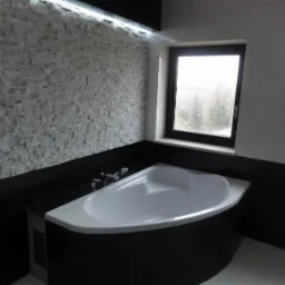 Nowoczesna łazienka z białą wanną narożną zabudowaną czarnymi płytkami, ściana wyłożona dekoracyjnym kamieniem w odcieniach szarości, dwa okna z widokiem na zewnątrz.