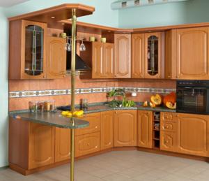 Kuchenna zabudowa narożna z drewna w odcieniach brązu, z półwyspem wspartym na metalowej nodze, widoczne szklanki i dekoracje na blacie, piekarnik w zabudowie.