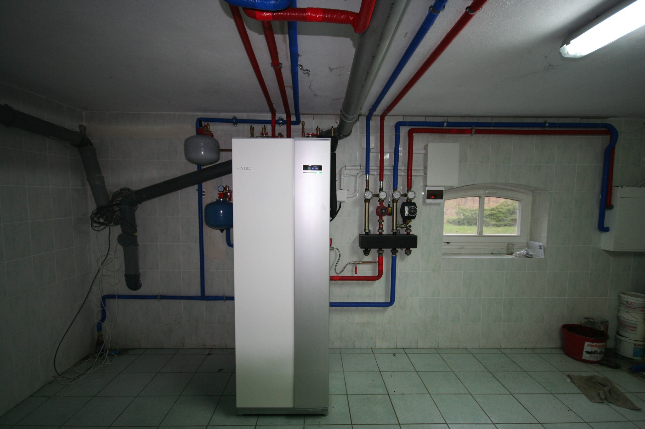 Kcynia - modernizacja kotłowni węglowej Nibe F2120 20 + VVM 310 ( widok wewnątrz kotłowni )