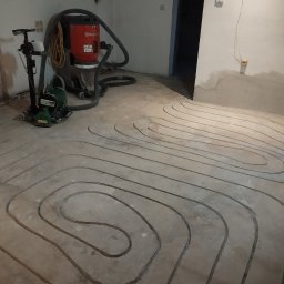 Firma Usługowa Hałys Roman - Frezowanie pod ogrzewanie podłogowe i ułożenie rur montaż grupy pompowej