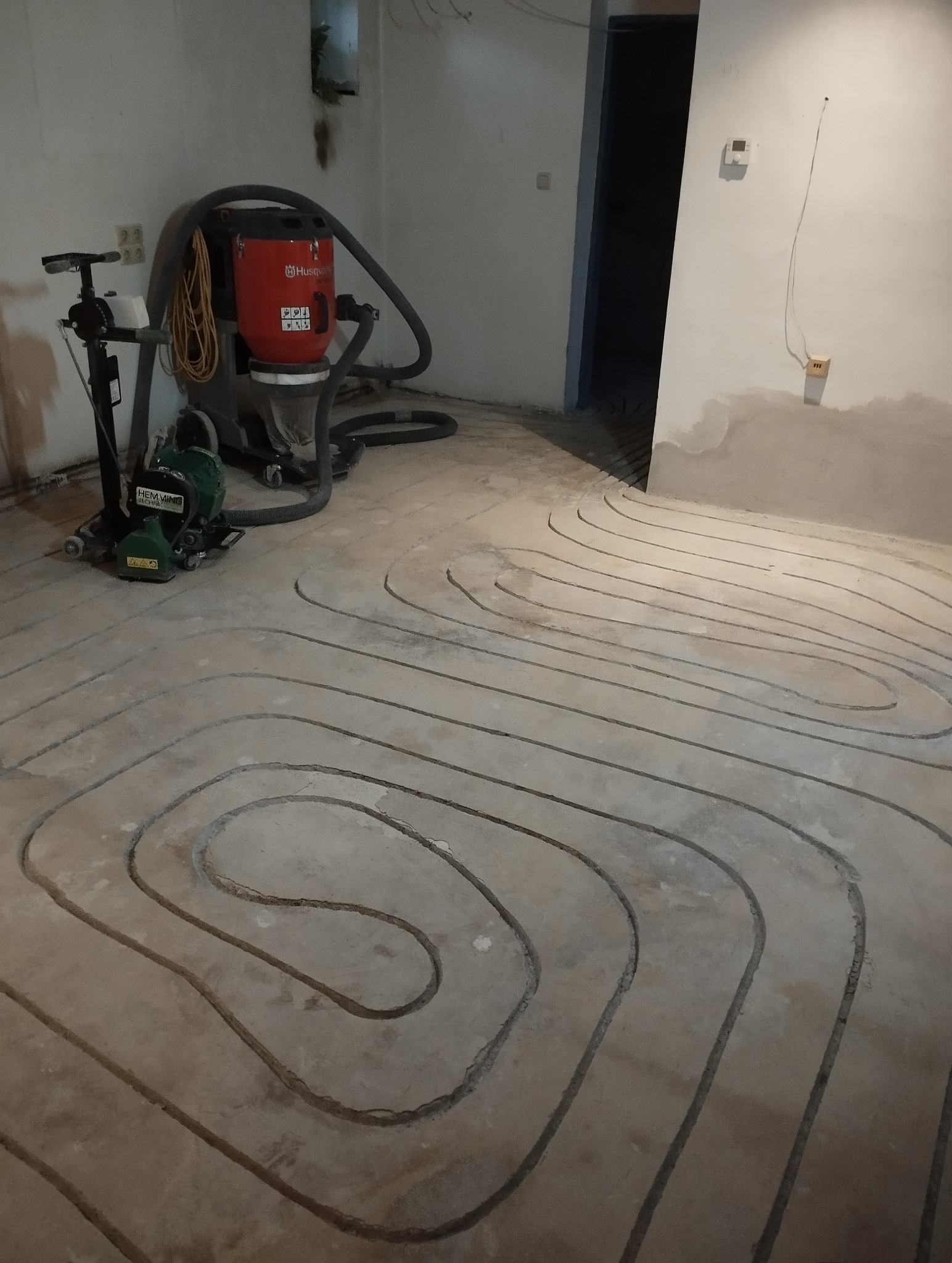 Frezowanie pod ogrzewanie podłogowe i ułożenie rur montaż grupy pompowej