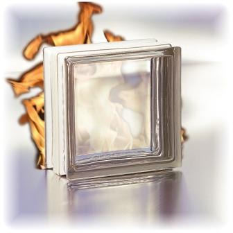 Kwadratowy pustak szklany z efektem płomieni w tle, prezentowany na gładkiej powierzchni.