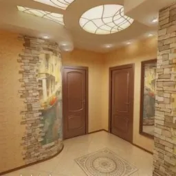 Korytarz z dekoracyjną ścianą z imitacji kamienia, freskiem z motywem weneckim i podwieszanym sufitem z oświetleniem.