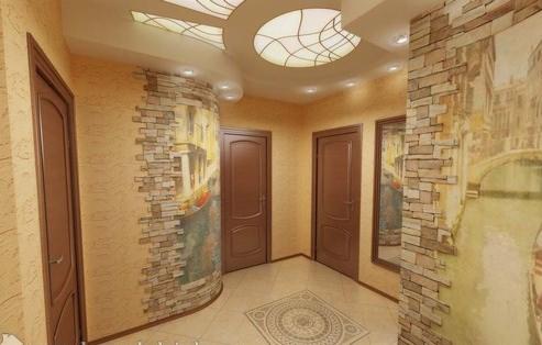 Korytarz z dekoracyjną ścianą z imitacji kamienia, freskiem z motywem weneckim i podwieszanym sufitem z oświetleniem.