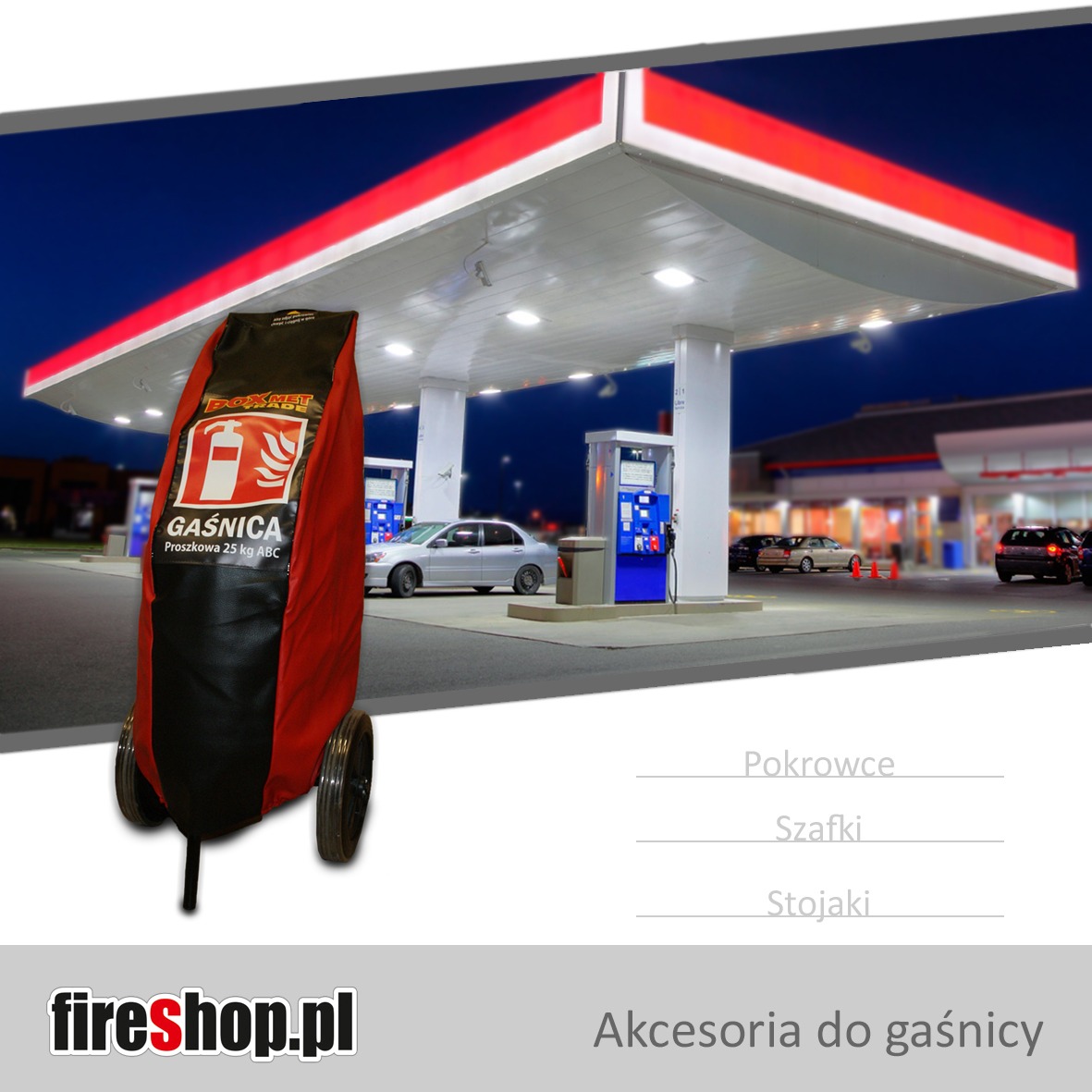 Mobilna gaśnica proszkowa 25 kg ABC w pokrowcu na stacji benzynowej. Widoczny dystrybutor paliwa i zaparkowane auta. Wieczorne oświetlenie.