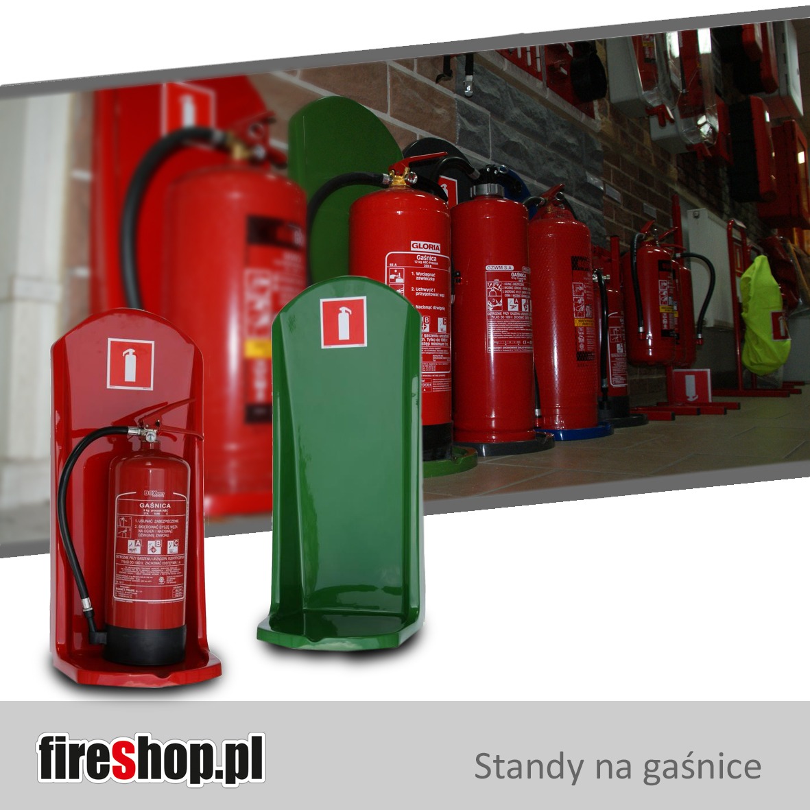 Ekspozycja gaśnic w czerwonych i zielonych metalowych stojakach, na tle innych gaśnic i akcesoriów ppoż. Widoczny napis fireshop.pl.