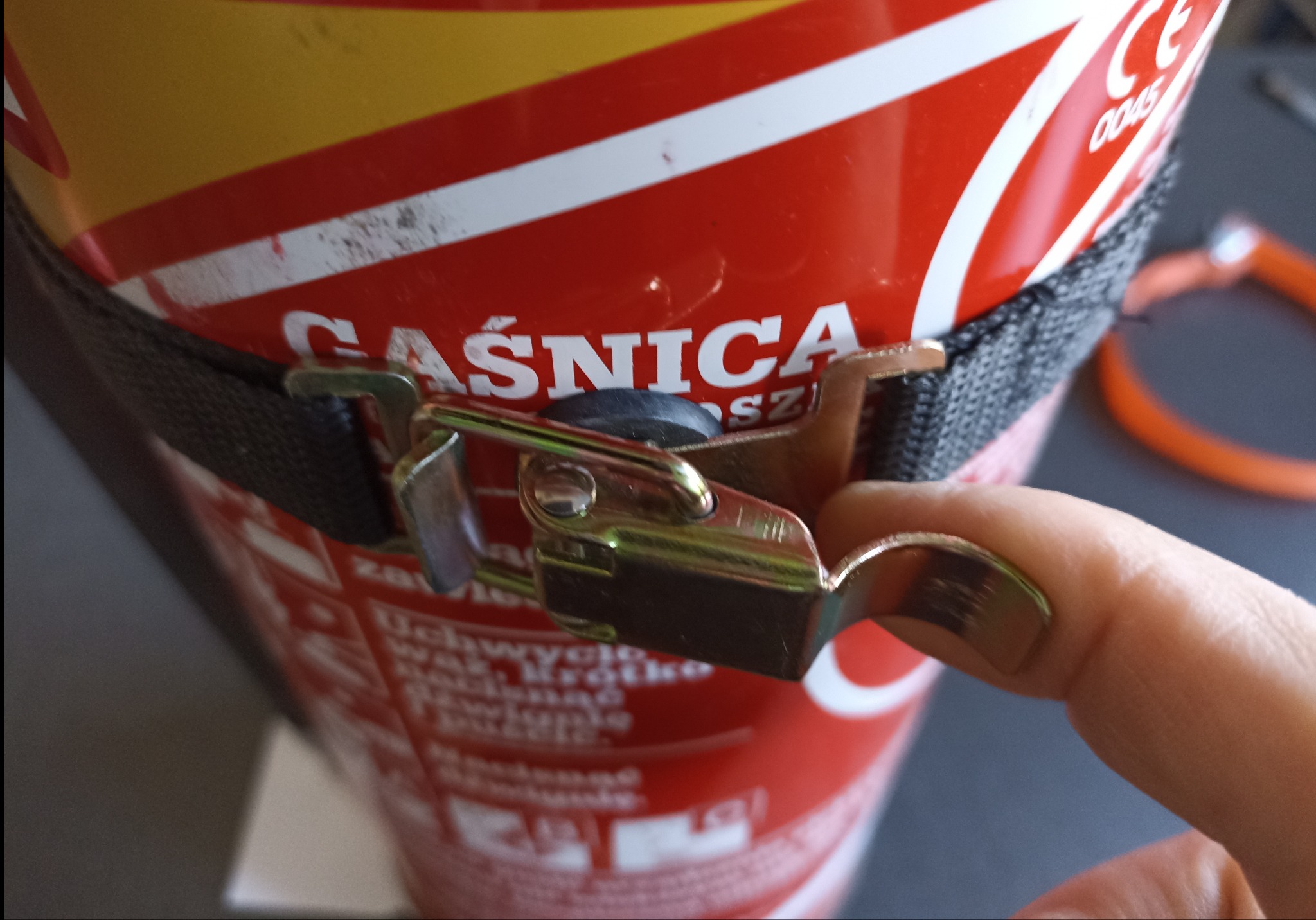 Zapięcie , zapinka, zatrzask metalowy, opasko mocująca do gaśnicy