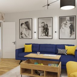 Aleksandra Bojakowska-Wszołek ALPRA - projektowanie wnętrz - Wizualizacja salonu z niebieską sofą, żółtym fotelem, drewnianym stolikiem kawowym z podnoszonym blatem, stołem jadalnym z bukietem kwiatów, czarno-białymi zdjęciami w ramach na ścianie i wzorzystą...