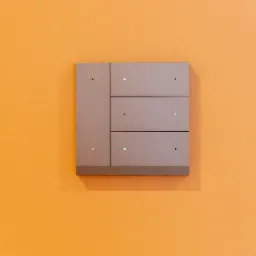 Szary panel sterowania inteligentnego domu z delikatnymi diodami LED na pomarańczowej ścianie.