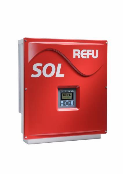 Czerwony falownik REFUsol z wyświetlaczem i napisem REFU, przeznaczony do systemów fotowoltaicznych, na białym tle.