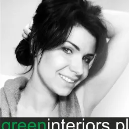 Portret uśmiechniętej kobiety z ciemnymi włosami, promujący firmę greeninteriors.pl.