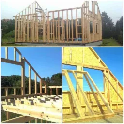 Konstrukcja drewniana domu w trakcie budowy, widoczne elementy szkieletu i płyty OSB, na tle zieleni i nieba.