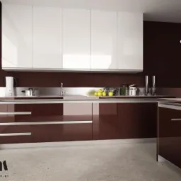 Nowoczesna kuchnia z białymi górnymi szafkami i brązowymi dolnymi szafkami z połyskiem, widoczny okap i fragment blatu z akcesoriami kuchennymi.