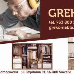 Kompozycja reklamowa firmy Greko Meble z Suwałk prezentująca ofertę mebli na zamówienie: stolarz przy pracy, szafa wnękowa, komoda i zabudowa kuchenna.