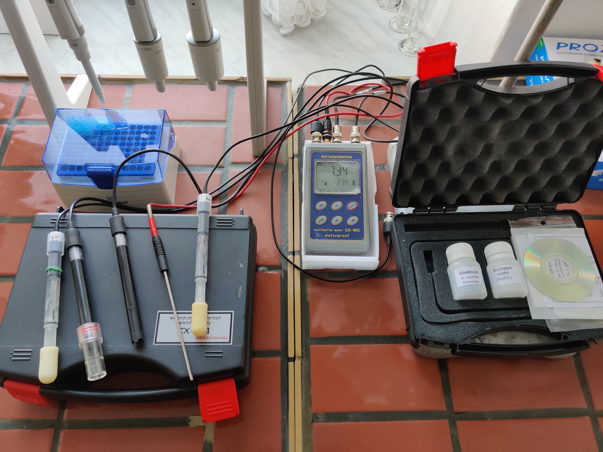 Zestaw laboratoryjny do pomiaru pH i innych parametrów, zawierający miernik wielofunkcyjny Elmetron CX-401, elektrody w futerałach, roztwory elektrolitu i siarczanu sodu, oraz pipety automatyczne...