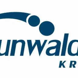 Niebieskie logo firmy Grunwaldzka Kredyty z abstrakcyjnym symbolem nad nazwą, na białym tle.