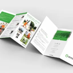 Trójdzielna broszura reklamowa prezentująca wózki do sprzątania przestrzeni publicznych, z widocznymi zdjęciami urządzeń w akcji i informacjami handlowymi.