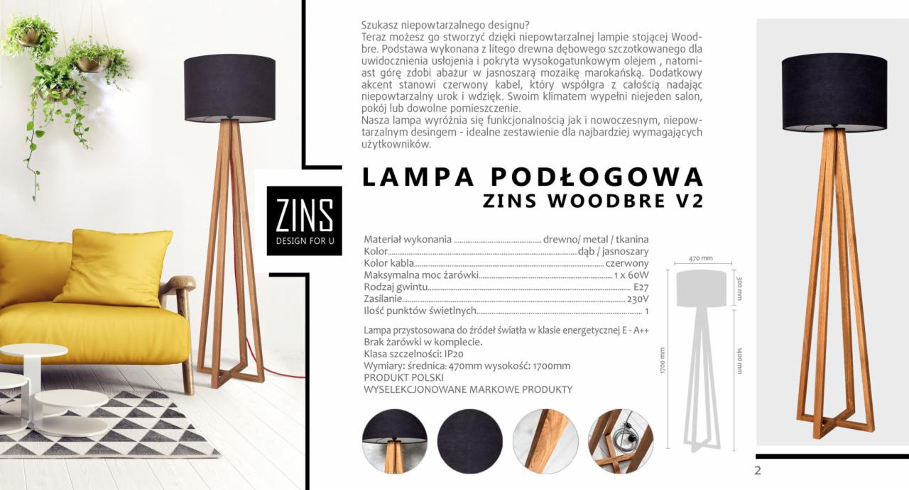 Nowoczesna lampa podłogowa z drewnianą podstawą i ciemnym abażurem, z czerwonym kablem, w salonie w Cieszynie z żółtą sofą i roślinami wiszącymi, prezentowana na tle białej ściany.