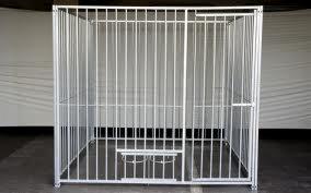 Klatka z metalowych prętów w odcieniach szarości, z widocznymi spawami i prostym zamknięciem. Ujęcie z przodu, na szarym tle.