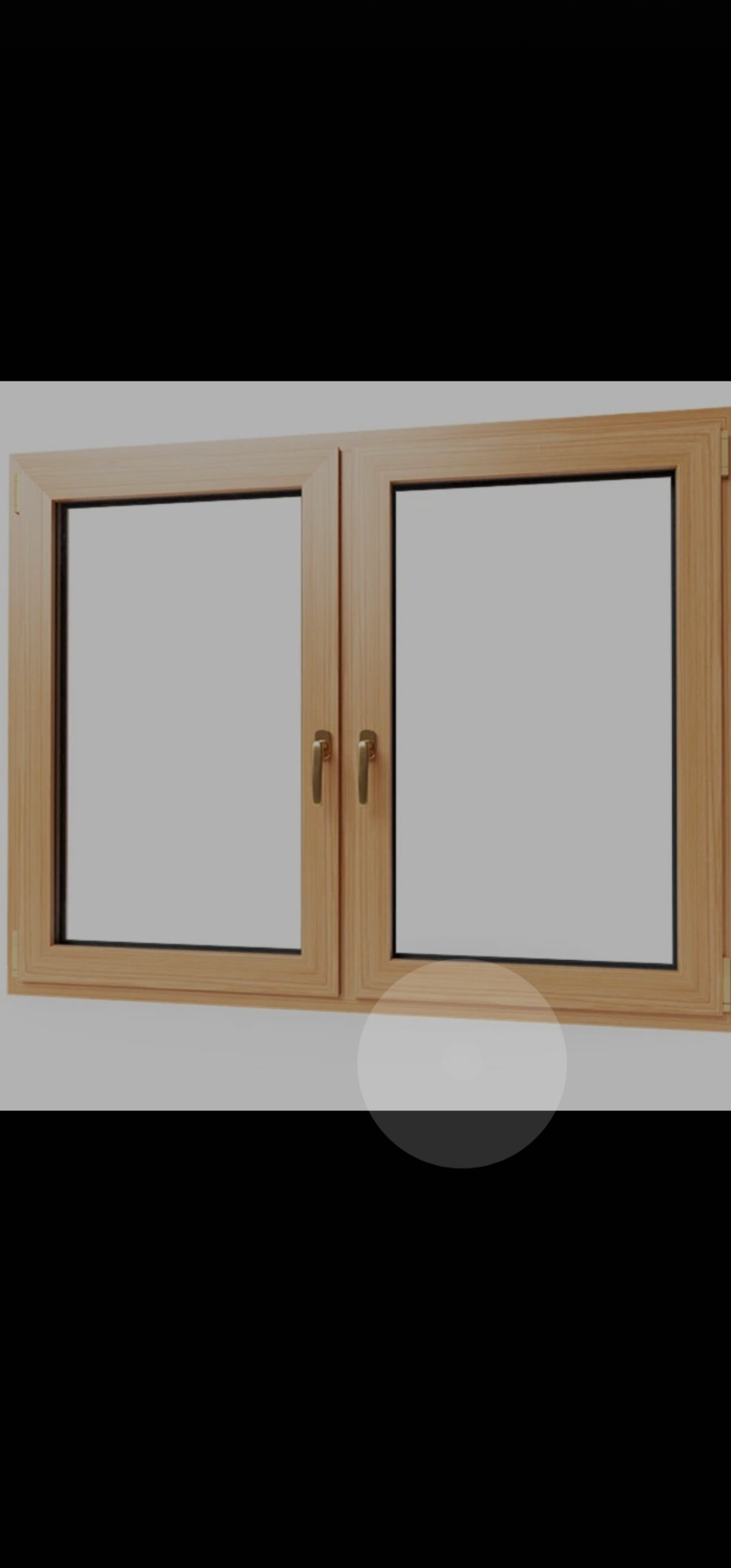 Dwa okna drewniane z brązowymi klamkami, widoczne od strony wewnętrznej, na tle jasnej ściany. Okna zamknięte, bez widocznych uszkodzeń.