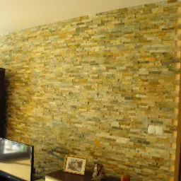 Ściana wykończona dekoracyjnym kamieniem w odcieniach żółci i szarości, z widocznym fragmentem mebli i włącznikiem światła. Wyjątkowa faktura i kolorystyka kamienia.