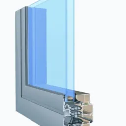 Przekr&oacute;j okna aluminiowego z podw&oacute;jną szybą, ukazujący detale konstrukcyjne i uszczelnienia. Srebrna rama, niebieskie szyby, białe tło.