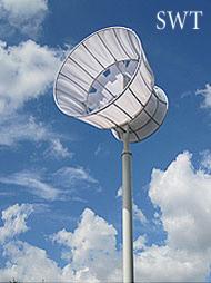 Dyfuzorowa turbina wiatrowa SWT-15 na wysokim słupie, widziana z dołu na tle błękitnego nieba z białymi obłokami.