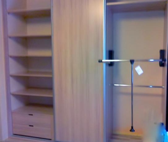 Jasna, zabudowana szafa z drzwiami przesuwnymi w Łęgowie, z widoczną częścią półkową i drążkiem na ubrania.