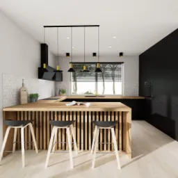 Nowoczesna kuchnia z wyspą wykończoną drewnianymi lamelami, czarne szafki, białe heksagonalne płytki na ścianie, wiszące lampy z elementami złota, trzy hokery z czarnymi siedziskami i jasnymi nogami.