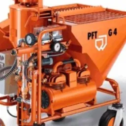 Pomarańczowa maszyna do tynkowania PFT G4 na kołach, z widocznym silnikiem, kompresorem i zbiornikiem, ustawiona na białym tle.