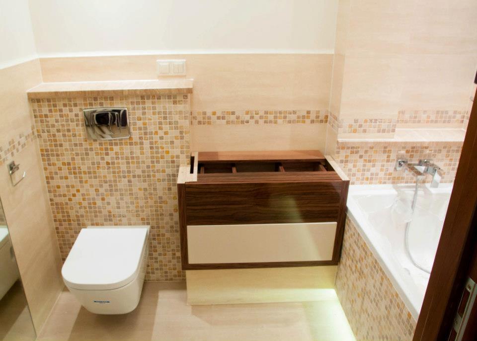 Montaż szafki pod umywalkę z szufladami w łazience z mozaiką, widoczna toaleta i wanna