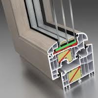 Przekrój okna PCV z widoczną wielokomorową konstrukcją profilu, uszczelkami i trzema szybami, ukazujący budowę i izolacyjność.