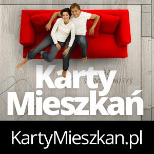 Para leżąca na czerwonej sofie widziana z góry, na podłodze z paneli, z nałożonym tekstem 'Karty Mieszkań' i adresem strony internetowej.