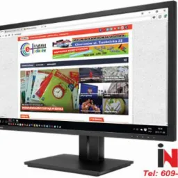 Monitor LCD wyświetlający stronę internetową z kolorowym logo i treścią edukacyjną, na białym tle z logo firmy w prawym dolnym rogu.