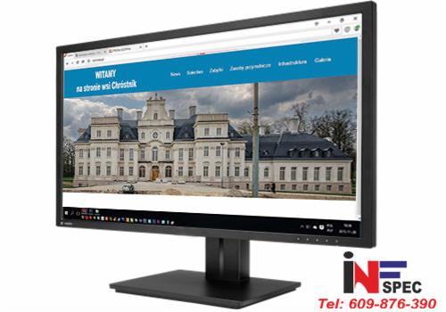 Monitor wyświetla stronę internetową z budynkiem w Chróstniku. Widok z boku, ukazujący detale strony i jakość obrazu. Logo firmy w prawym dolnym rogu.