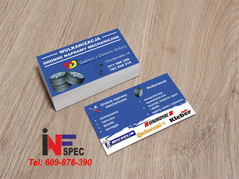 Wizytówki wulkanizacyjne z adresem, telefonami i logo na drewnianym tle. Oferta: drobne naprawy mechaniczne, montaż opon, wyważanie kół.