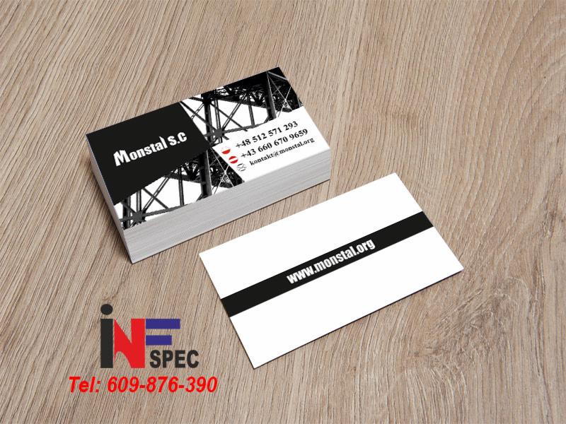Stos wizytówek firmy Monstal s.c. z grafiką konstrukcji stalowej i danymi kontaktowymi na drewnianym tle. Projekt wizytówki z czarnym paskiem i adresem strony.