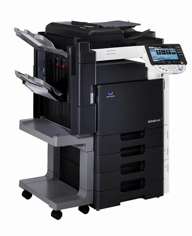 Profesjonalna kserokopiarka Konica Minolta bizhub C203 z otwartymi podajnikami papieru i panelem dotykowym, widoczne trzy szuflady na papier i wózek transportowy.