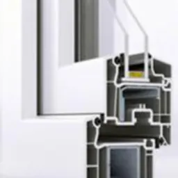 Przekrój profilu okiennego z tworzywa sztucznego VEKA, ukazujący budowę komorową i elementy uszczelniające, na białym tle.