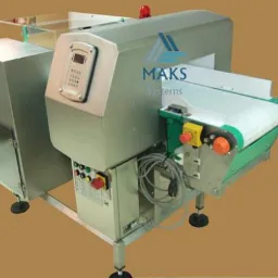 Stacjonarny system detekcji X-Ray z panelem sterowania, transporterem taśmowym i obudową ze stali nierdzewnej.