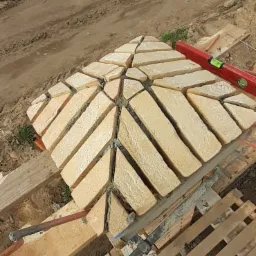 Unikatowa 'czapa' przykrywająca słupek ogrodzeniowy.